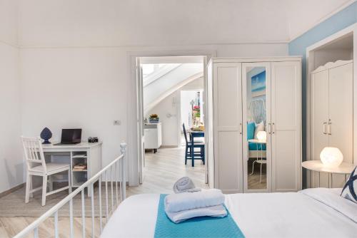 Schlafzimmer mit einem Bett, einem Schreibtisch und einem Tisch in der Unterkunft Il giardino di aranci e limoni in Piano di Sorrento