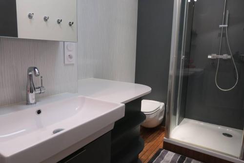 une salle de bain avec un lavabo, une douche et des toilettes dans l'établissement Appartement VUE PANORAMIQUE MER plage de Trestraou à PERROS-GUIREC - Réf 911, à Perros-Guirec