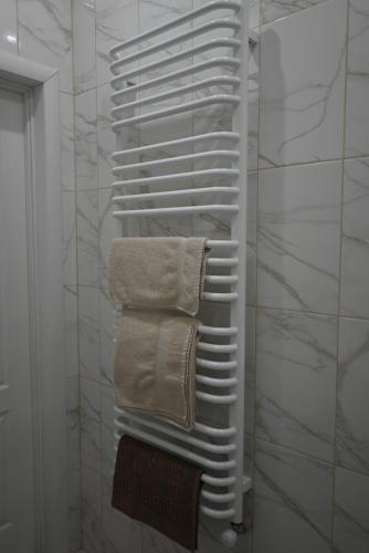 a white towel rack in a bathroom with towels at Hotel Korona in Verbovatovka