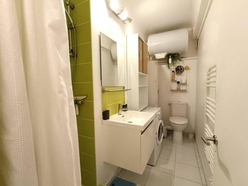 une petite salle de bain avec un lavabo et des toilettes dans l'établissement Appartement avec WIFI, VUE MER, au centre-ville de PERROS-GUIREC - Ref 929, à Perros-Guirec