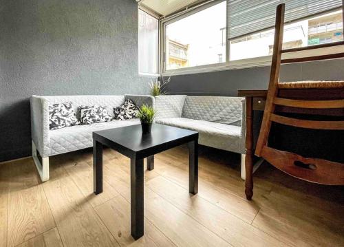 un salon avec un canapé et une table dans l'établissement Petite perle, à 2 pas de la gare et du centre, à Sète