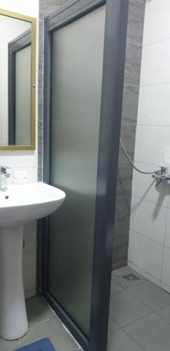プレンヌ・マニェンにあるRoyal Residencyのバスルーム(シャワー、シンク、鏡付)