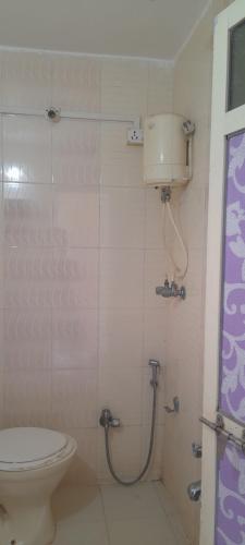 een badkamer met een toilet en een douchecabine bij Hotel Blue Ocean sea view in Dapoli