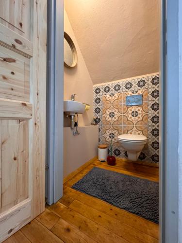 a bathroom with a sink and a toilet at Ferienwohnung, nahe dem Faaker See in Ledenitzen