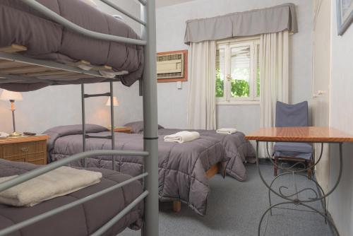 Двухъярусная кровать или двухъярусные кровати в номере Hotel San Francisco