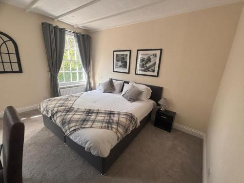 - une chambre avec un lit et une fenêtre dans l'établissement The Cartologist, à Durham