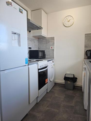 una cucina con frigorifero bianco e lavastoviglie di tranquility a Enfield