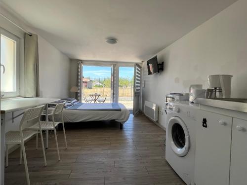une chambre avec un lit, une table et des chaises dans l'établissement Tours, Touraine et Chateaux de la Loire, à Fondettes