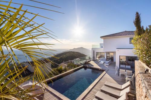 une villa avec piscine et une maison dans l'établissement Villa 5 Etoiles vue sur les Iles d'Or Carqueiranne Sea and Mountain Pleasure Villa Vue Mer La Californie, à Carqueiranne