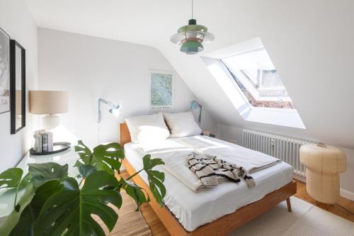 Un dormitorio con una cama y una claraboya. en WÄLDER: Quartier Birkle in Titisee, en Titisee-Neustadt