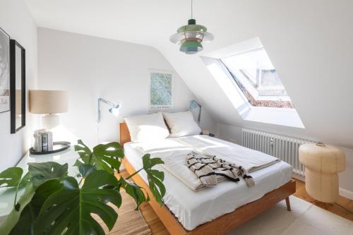 a bedroom with a bed and a skylight at WÄLDER: Quartier Birkle in Titisee in Titisee-Neustadt