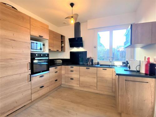 Photo de la galerie de l'établissement Maison avec jardin, WIFI dans un quartier calme au centre de Perros-Guirec - Réf 941, à Perros-Guirec