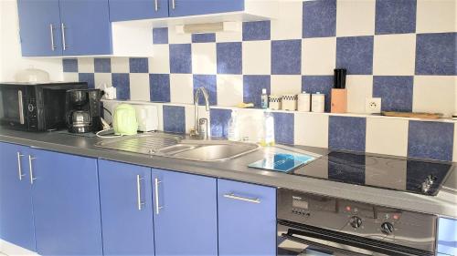 Zdjęcie z galerii obiektu Appartement avec terrasse, garage, au centre-ville de Perros-Guirec - Réf 950 w mieście Perros-Guirec