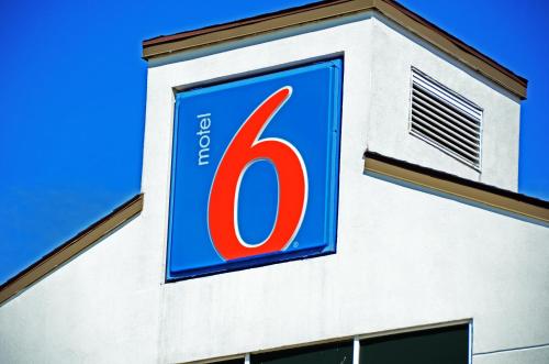 a sign on the side of a building at Motel 6-West Des Moines, IA in West Des Moines
