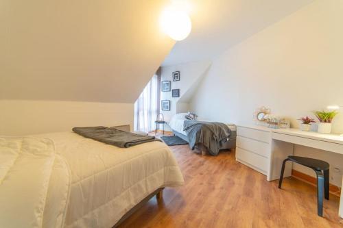 Dormitorio con cama y escritorio en el ático en Le central en Mulhouse
