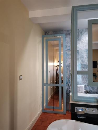 Postel nebo postele na pokoji v ubytování Mes à Moi in Pezenas - Appartements de charme - Baignoire Balnéo