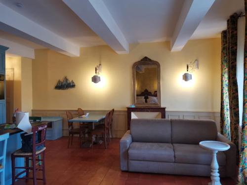 Posezení v ubytování Mes à Moi in Pezenas - Appartements de charme - Baignoire Balnéo
