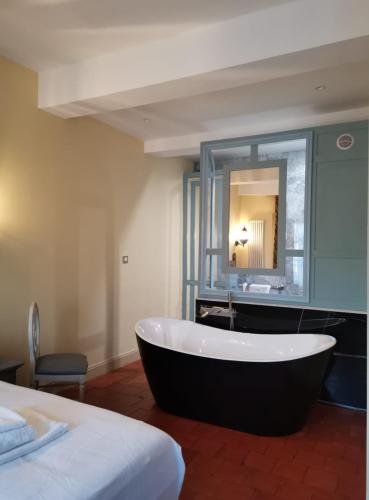 Postel nebo postele na pokoji v ubytování Mes à Moi in Pezenas - Appartements de charme - Baignoire Balnéo