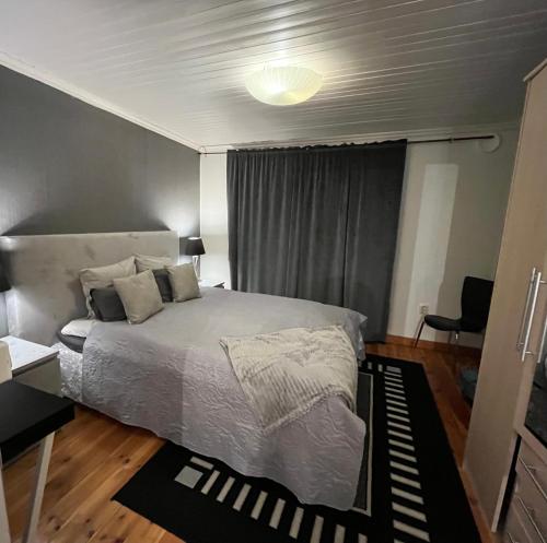 1 dormitorio con cama blanca y ventana en Mysig gästhus i Uppsala/Norra Årsta en Uppsala