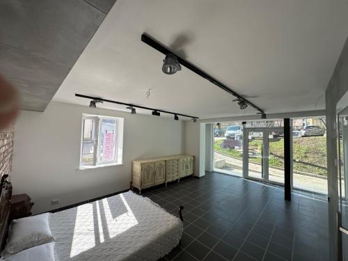 - une chambre avec un lit et une grande fenêtre dans l'établissement Apartament, à Străşeni