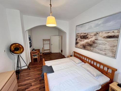 - une chambre avec un lit et une grande peinture murale dans l'établissement Gemütliches 1 Zimmer- Apartment in Neuenbürg, à Neuenbürg