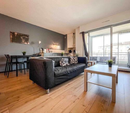 un salon avec un canapé et une table dans l'établissement Petit bijou, à 2 pas de la gare et du centre ville, à Sète