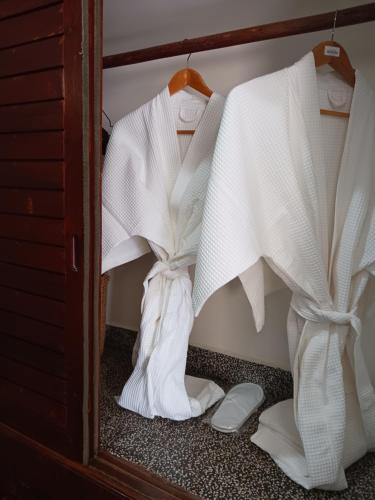 um armário cheio de roupas e sapatos brancos em Andy's Place em Siem Reap