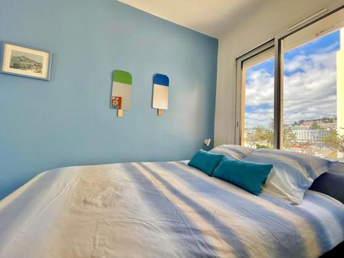 een groot bed in een kamer met een groot raam bij 2P Bonjour Soleil (Sea View/Terrasse&AC) in Nice
