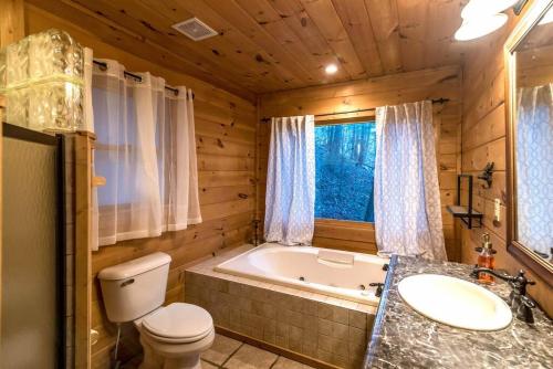Koupelna v ubytování Private Creekside Cabin+Hot Tub,Pool Table, & Pets