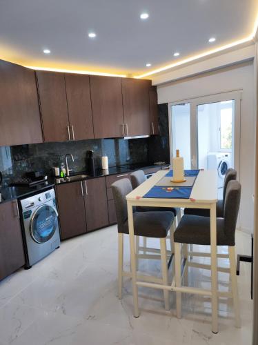 a kitchen with a table and chairs in a kitchen at Vista Panorâmica Amadora RC in Amadora