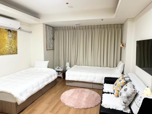 Habitación de hotel con 2 camas y sofá en #강남역 3분#편리한 교통#편안한 숙소, en Seúl