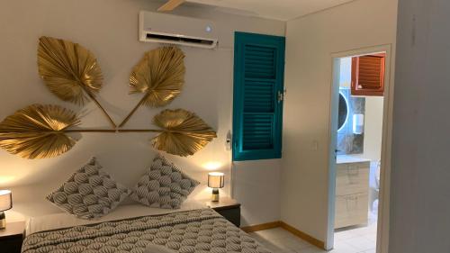 1 dormitorio con cama y ventana azul en Appartement Ciel et Mer, en Schœlcher