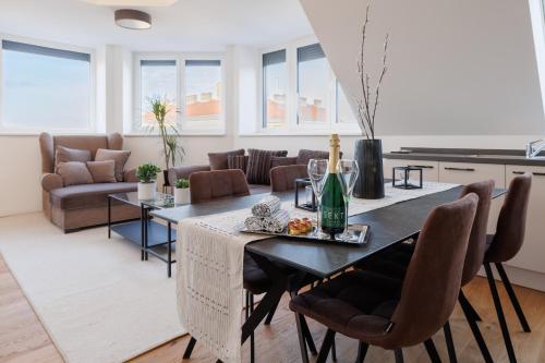 eine Küche und ein Wohnzimmer mit einem Tisch und Stühlen in der Unterkunft SYMPHONY Apartments 40 - Modern Loft with Terrace and Grill in Central Location in Wien