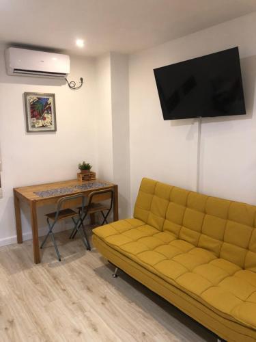 un salon avec un canapé et une table dans l'établissement Incredible Apartment, à Alicante