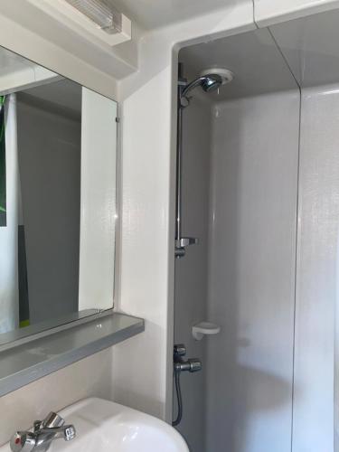 une salle de bain avec un lavabo et un miroir dans l'établissement Gîtes Côte de Jade, proche plage et commerces, de 2 à 6 personnes, à La Bernerie-en-Retz