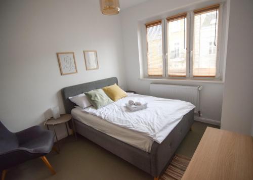 ein kleines Schlafzimmer mit einem Bett und einem Fenster in der Unterkunft Apartament Sikorskiego in Posen