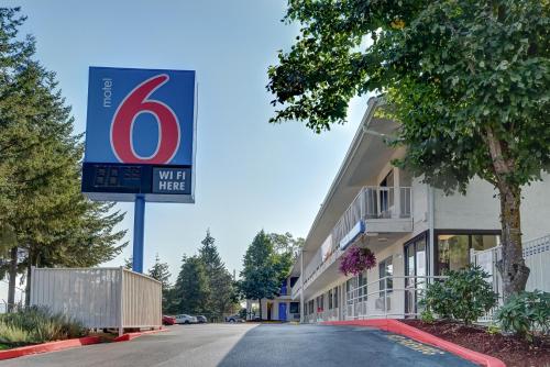 a building with a speed limit sign on a street at Motel 6-Eugene, OR - South Springfield in Eugene