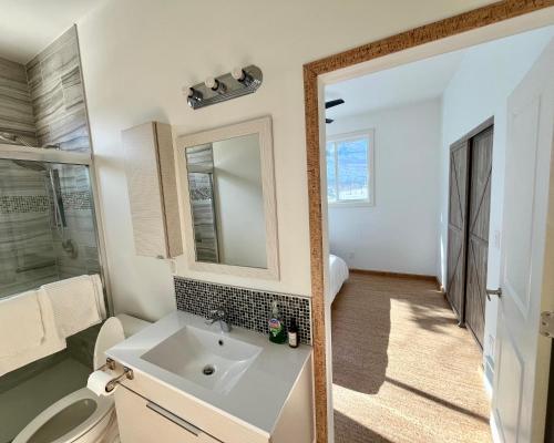 een badkamer met een wastafel en een spiegel bij Ravens End in Dead Man's Flats