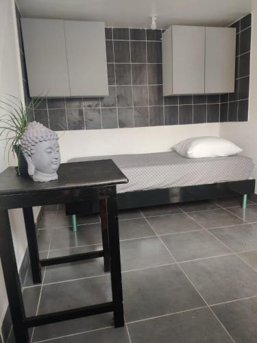 un banc avec tête sur une table dans une pièce dans l'établissement Tiny house - Gare Paris Aeroport, à Drancy