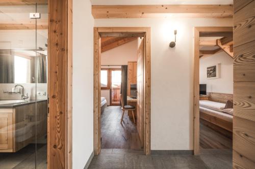 a room with a kitchen and a bedroom at Enzianhof - Nature Apartments in San Giovanni in Val Aurina
