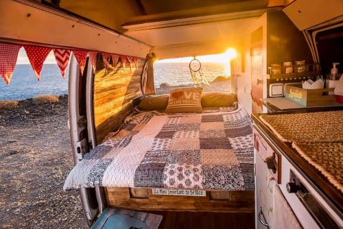 - un lit dans un rv avec vue sur l'océan dans l'établissement Tommy, a '77 VW Bay stylish Van, à Los Cristianos