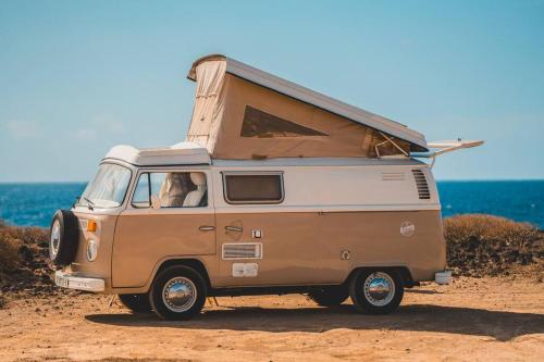 un vieux camping-car garé sur la plage dans l'établissement Tommy, a '77 VW Bay stylish Van, à Los Cristianos