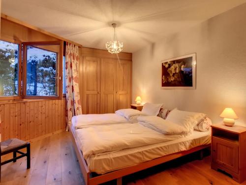 a bedroom with a large bed and a window at Appartement Andrea in Verbier