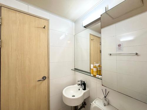 y baño con lavabo y espejo. en #강남역 3분#편리한 교통#편안한 숙소, en Seúl