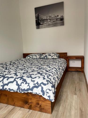1 dormitorio con 1 cama y una foto en la pared en Apartament Jarosław, en Jarosław