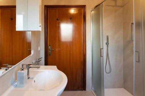 uma casa de banho com um lavatório e um chuveiro em Casa Martina Tuscany em Certaldo