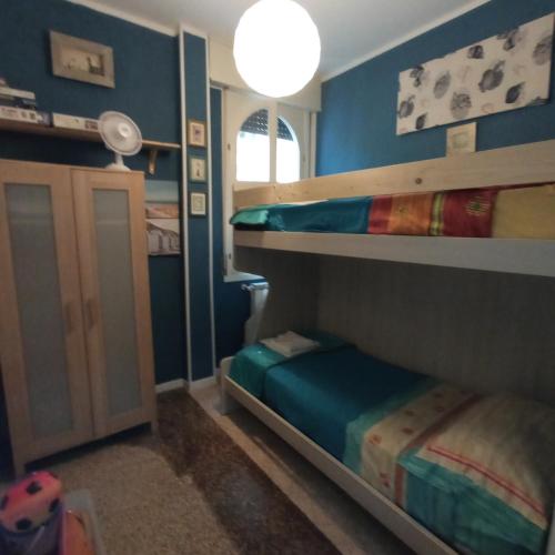 Двухъярусная кровать или двухъярусные кровати в номере Liberty blu 500 m imbarco S Marco
