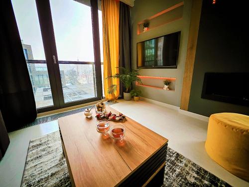 una sala de estar con una mesa con gafas. en Apartamenty Point of View, en Bydgoszcz