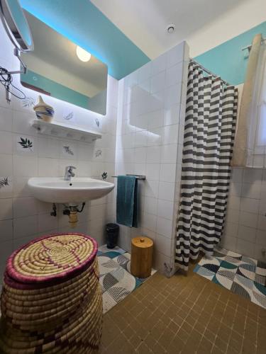 une salle de bain avec un lavabo et une douche dans l'établissement Les Lambrusques T2 avec jardin à 300 m de la plage, à Cavalaire-sur-Mer