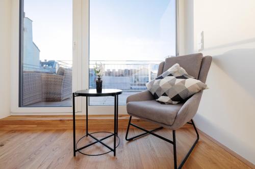 Posezení v ubytování SYMPHONY Apartments 41 - Modern Loft with Terrace and Grill in Central Location